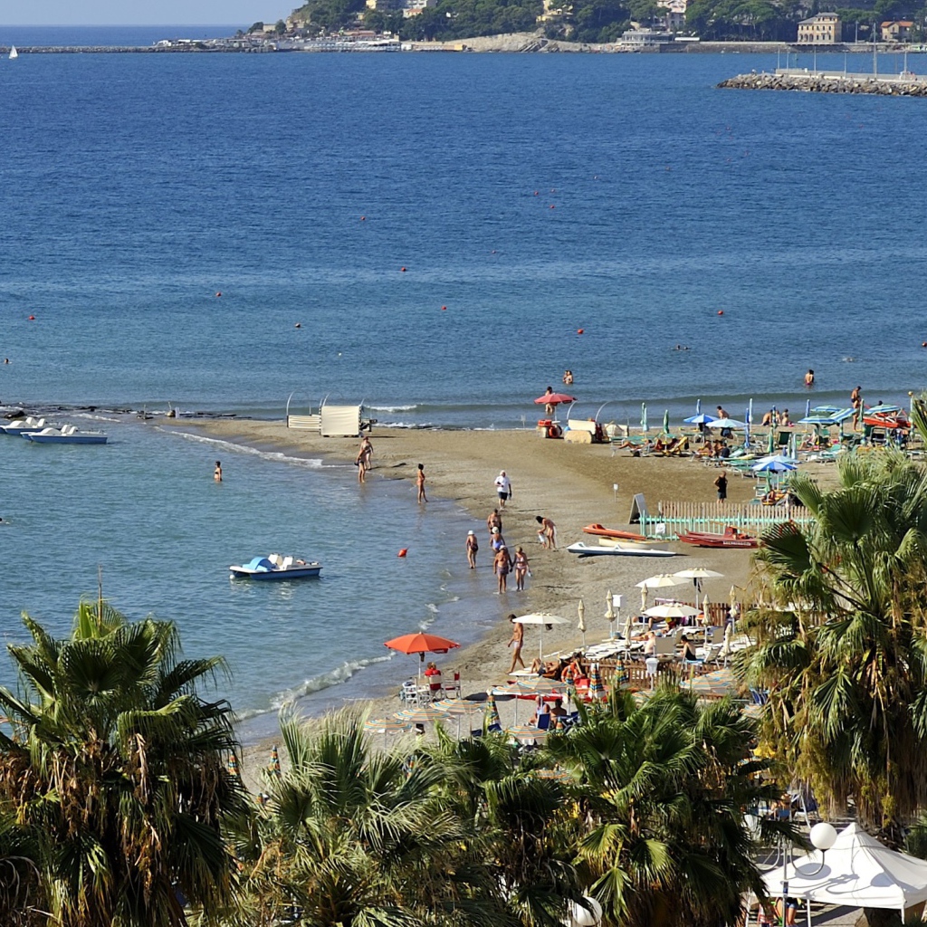 Летний отдых на пляже на курорте Сан Бартоломео Аль Маре, Италия