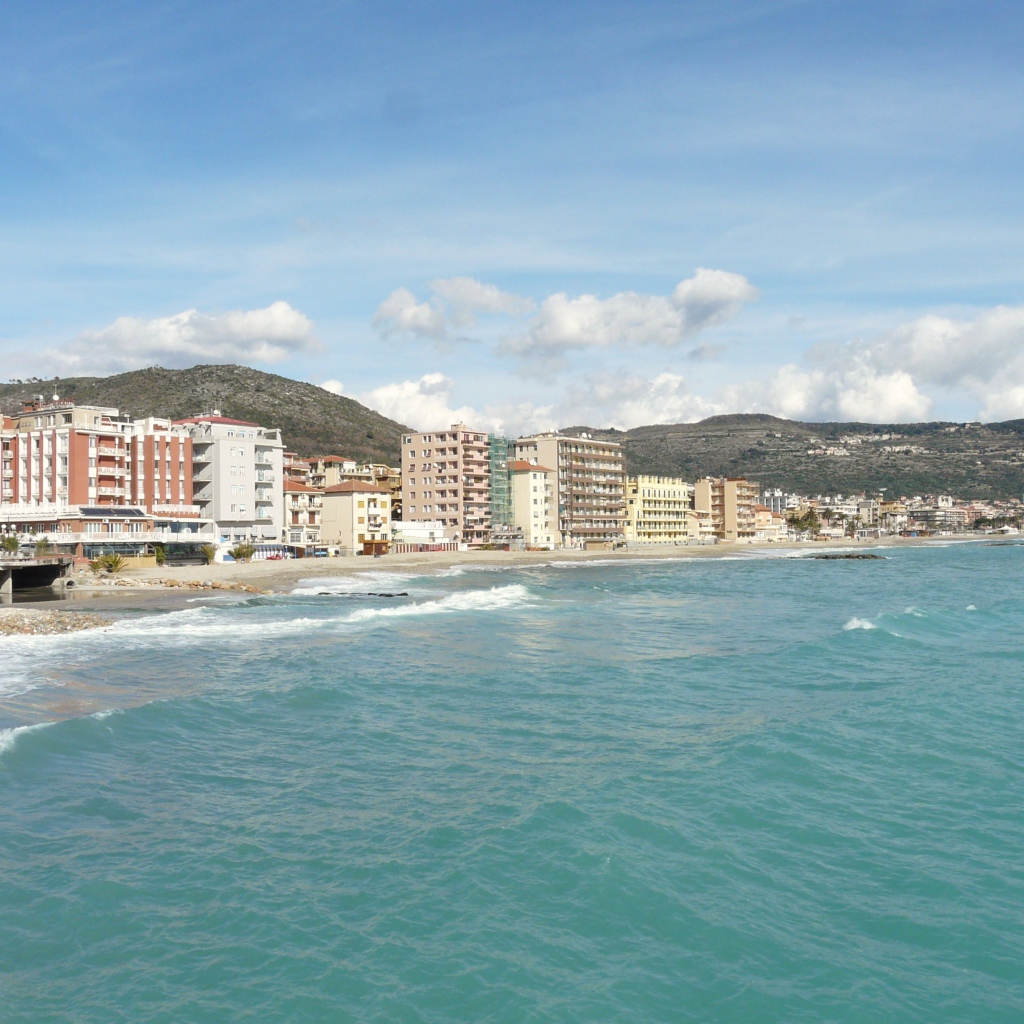 Летний отдых на пляже на курорте в Пьетра Лигуре, Италия