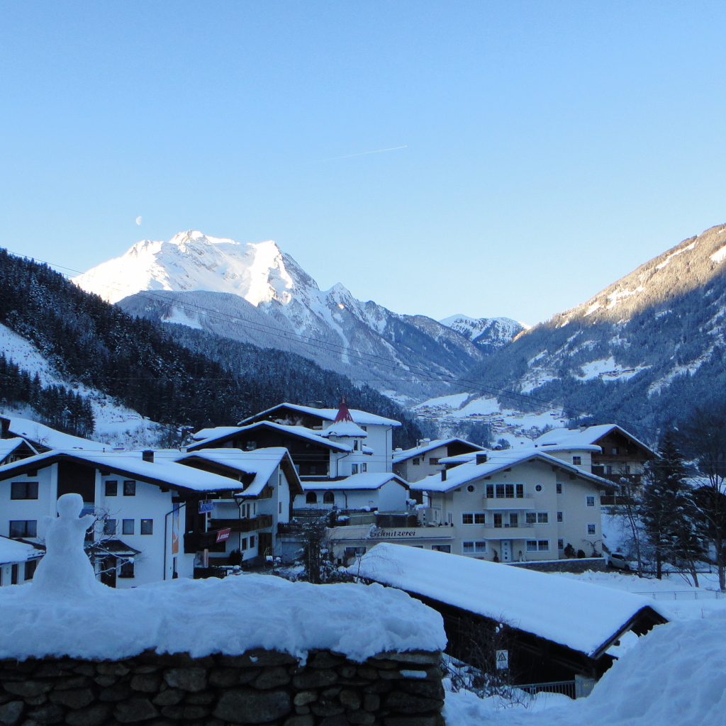 Закат в горах на курорте в Бормио, Италия