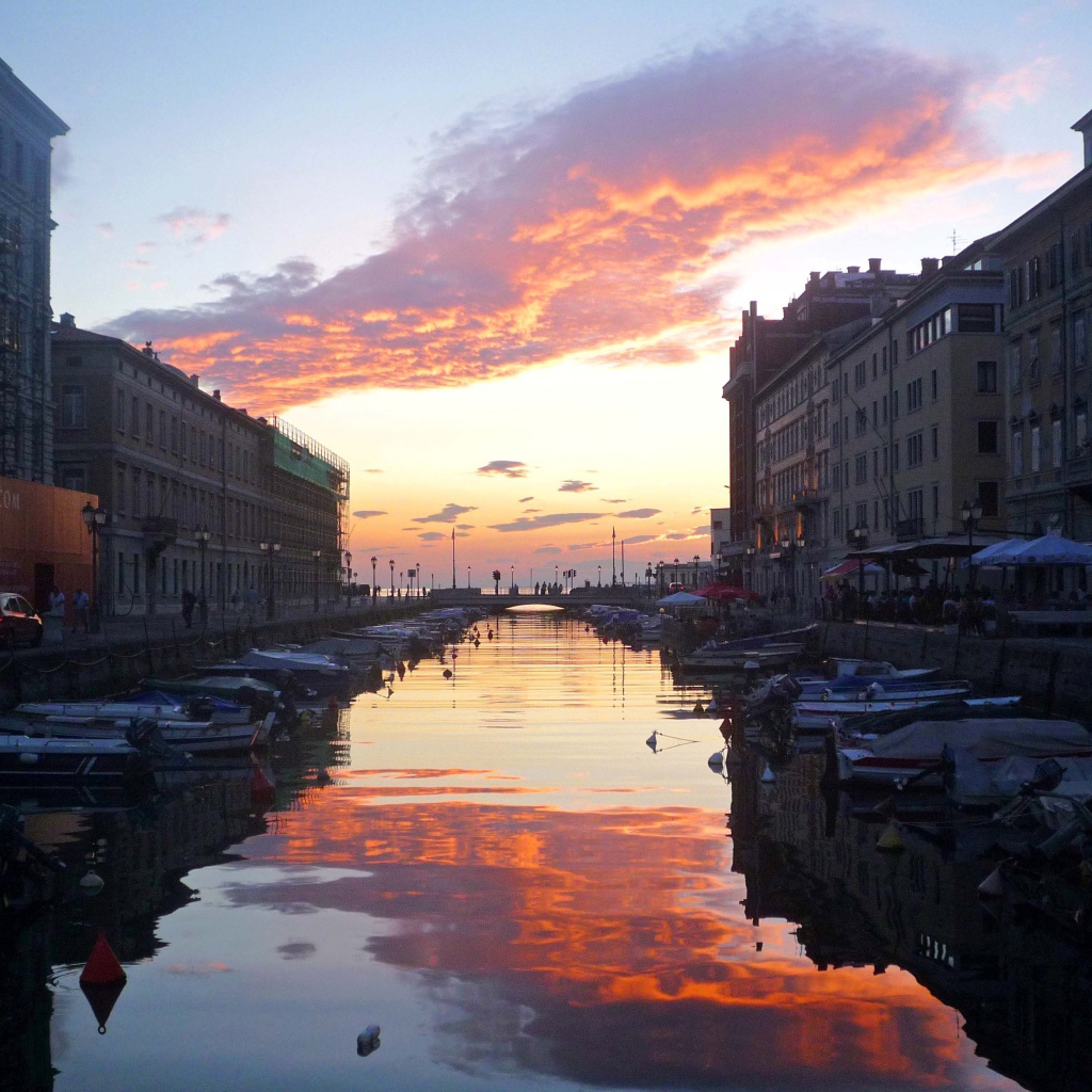 Закат над большим каналом на курорте в Триесте, Италия