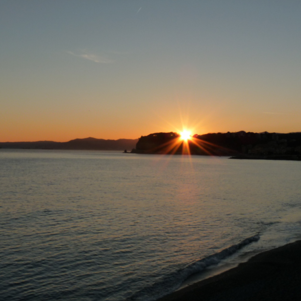 Закат над пляжем на курорте Челле Лигуре, Италия