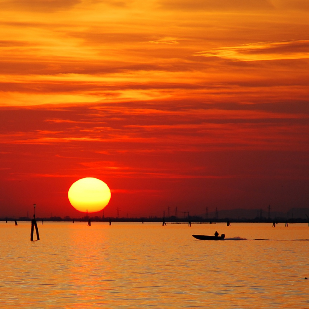 Закат над пляжем на курорте Лидо ди Езоло, Италия