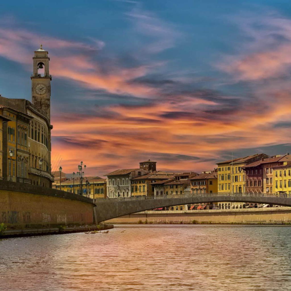 Закат над городом в Пизе, Италия