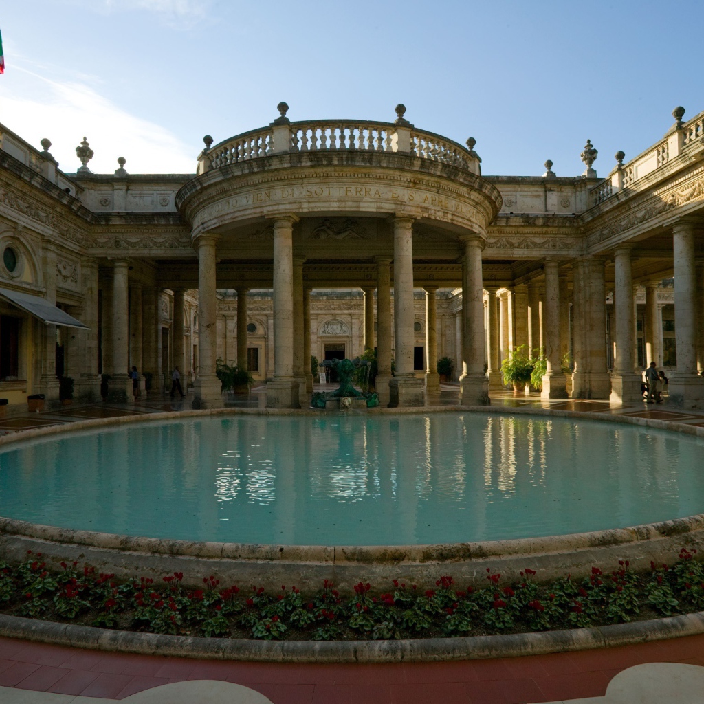 Бассейн на курорте в Монтекатини Терме, Италия