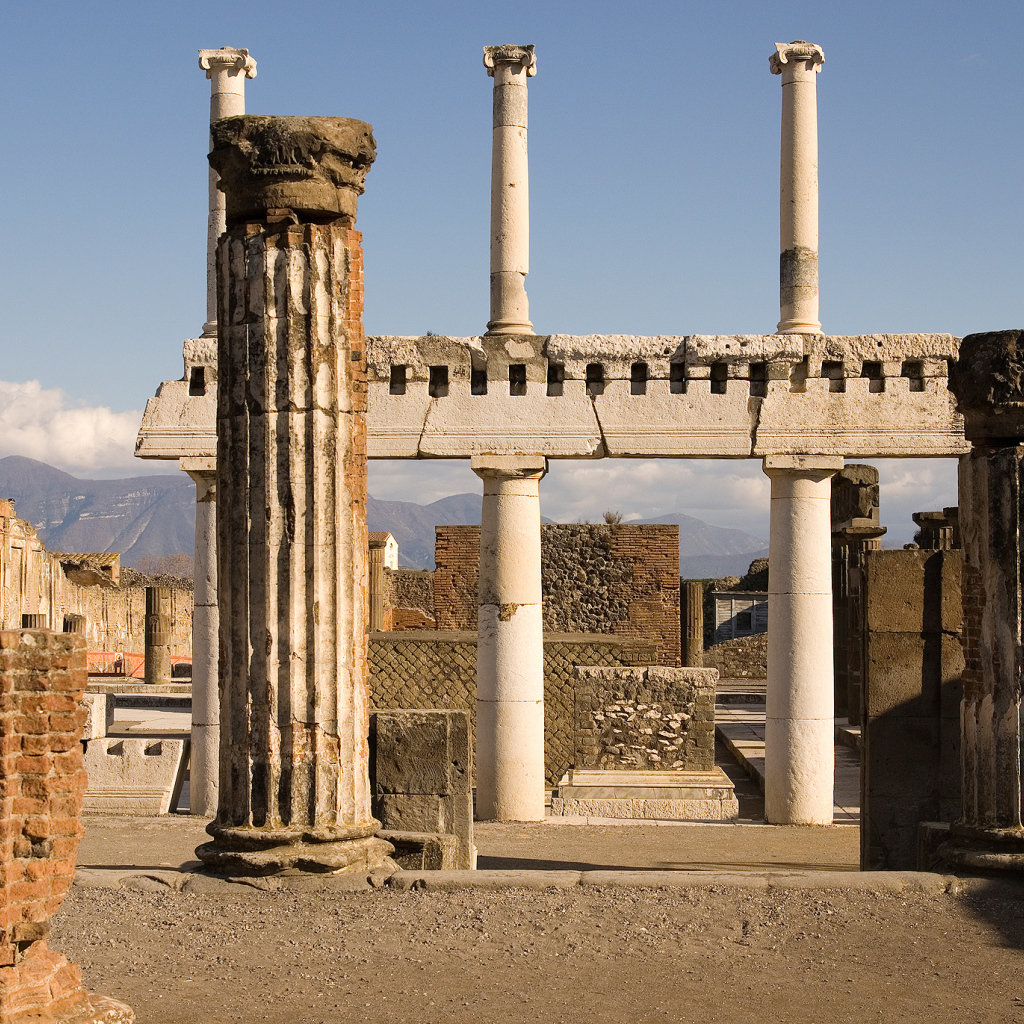 Руины храма в Помпеях, Италия