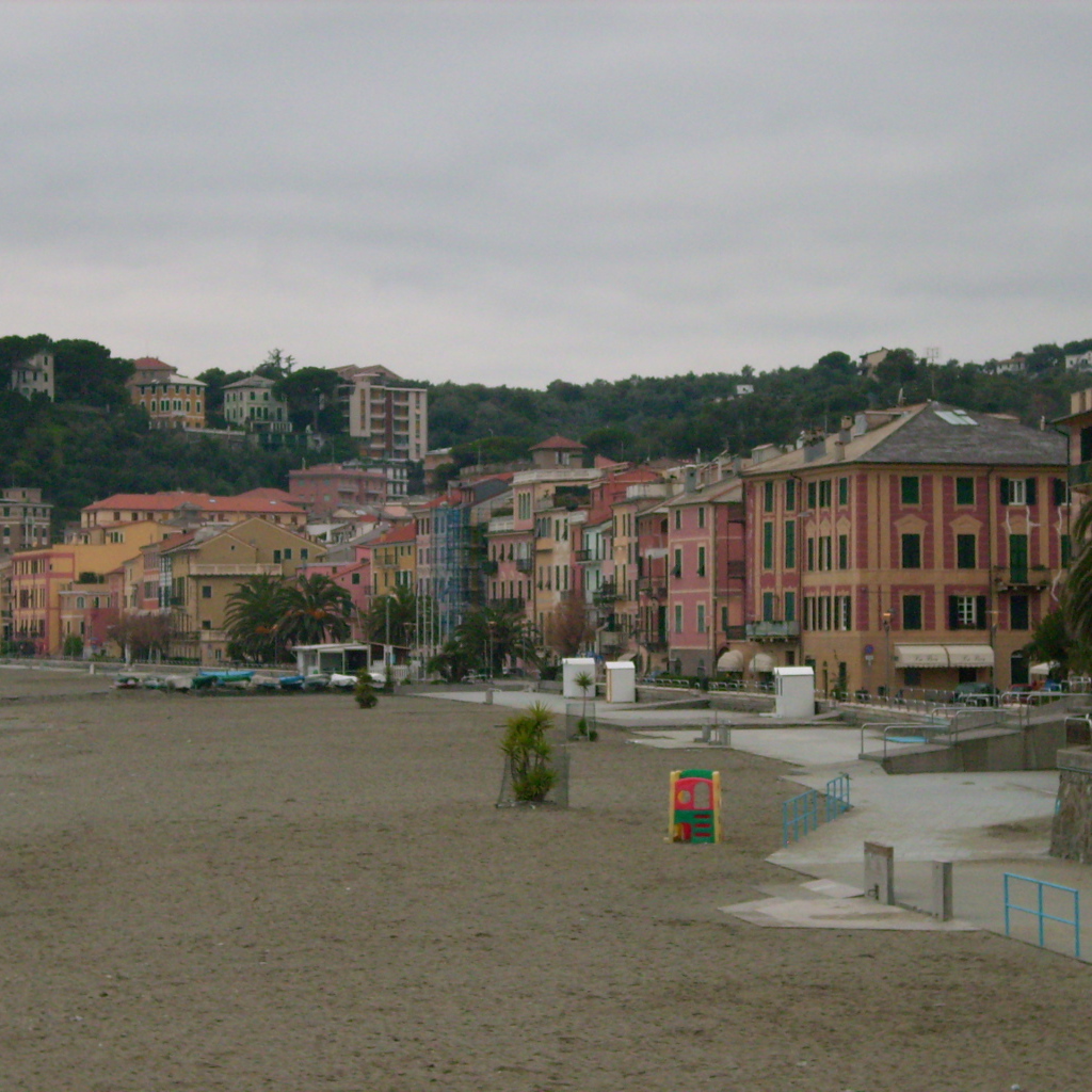 Пляж на курорте Челле Лигуре, Италия