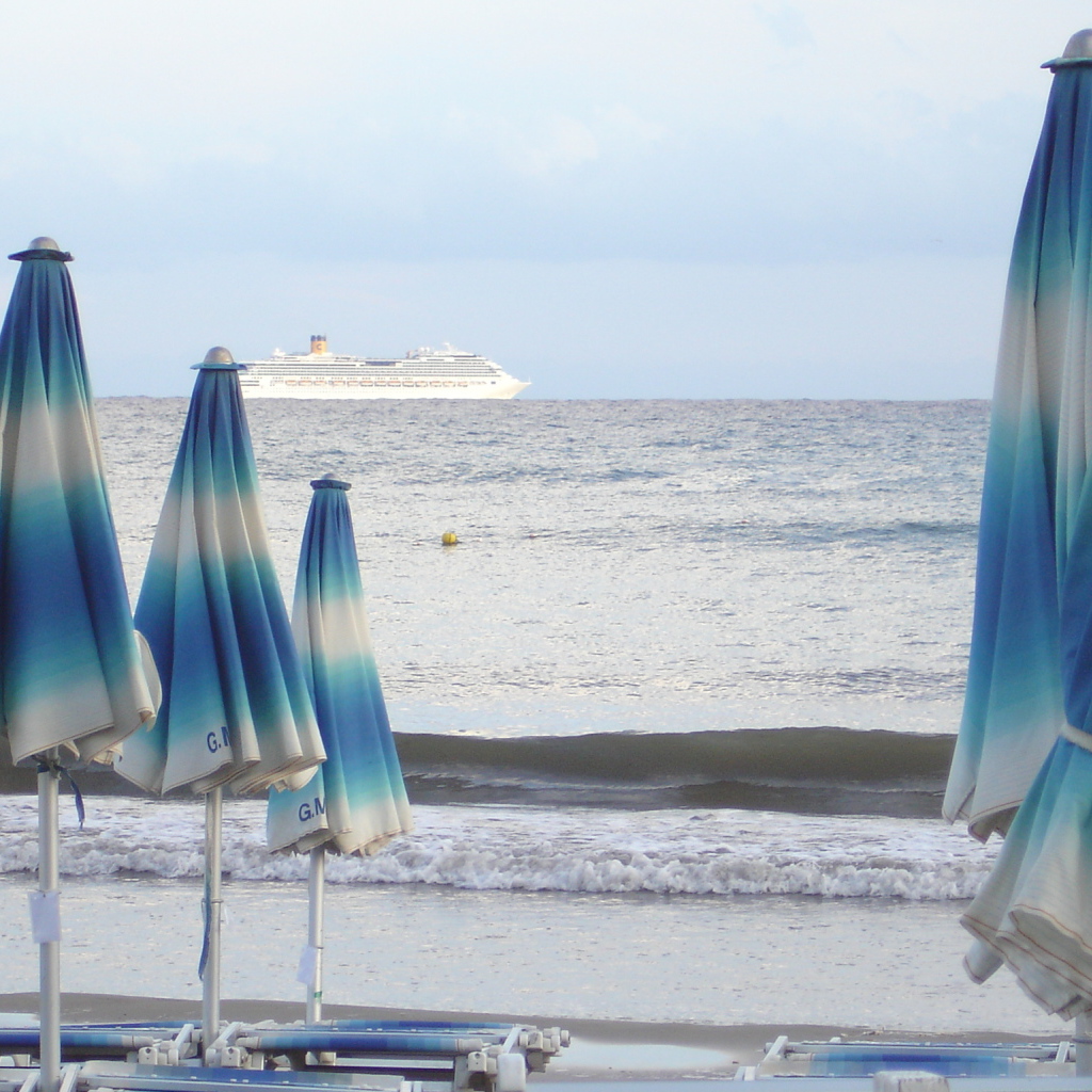 Пляж на курорте Диано Марино, Италия