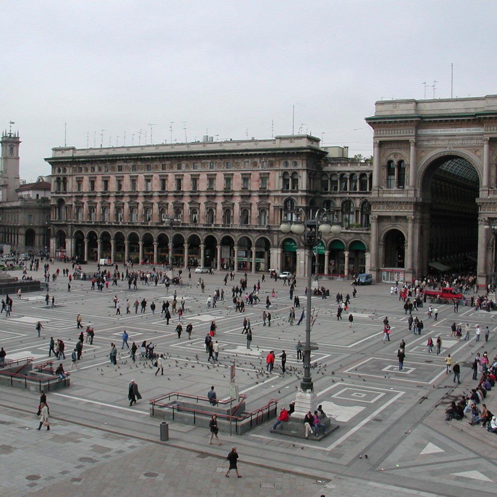Центральная площадь в Милане, Италия