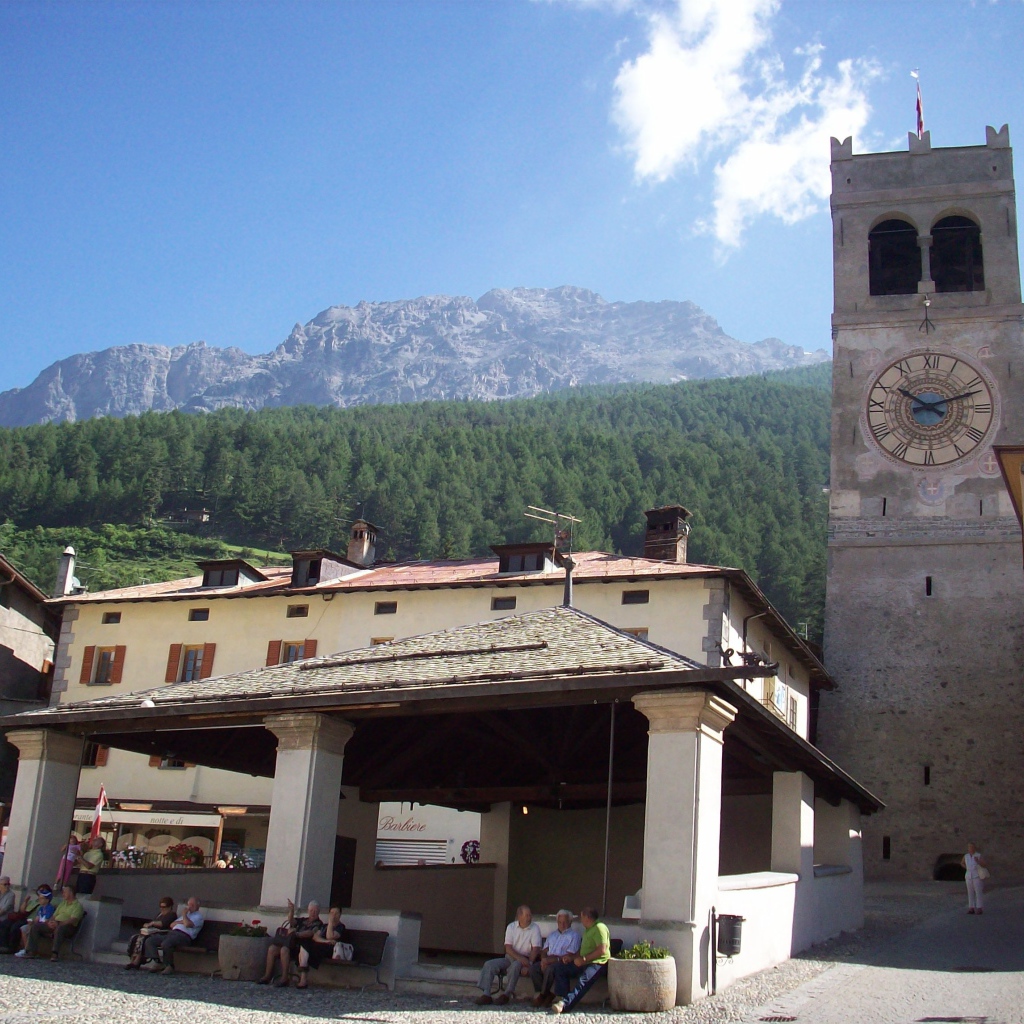 Башня с часами на курорте в Бормио, Италия