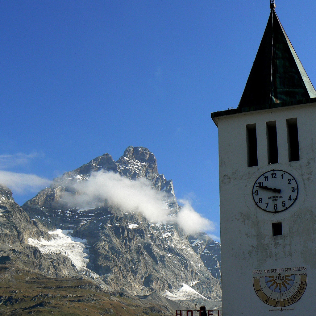 Башня с часами на горнолыжном курорте Червиния, Италия