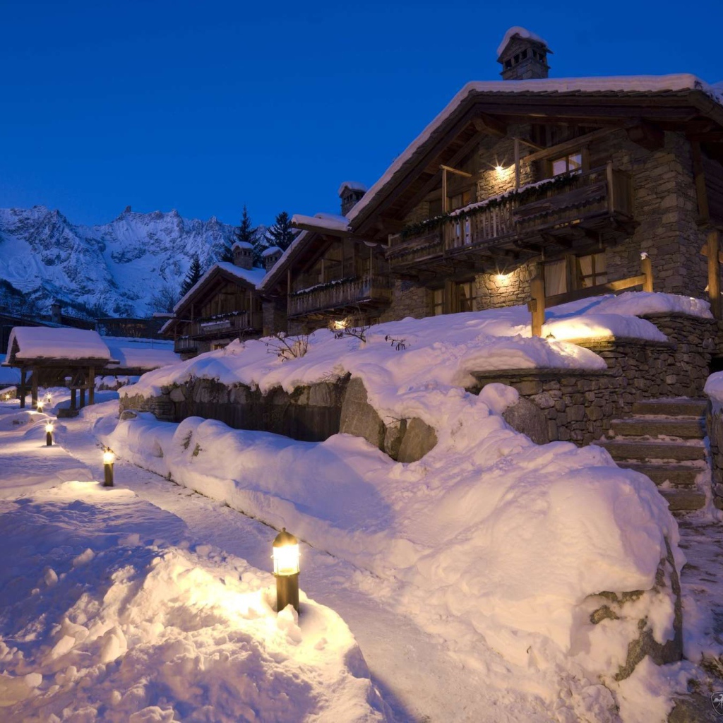 Гостиничные домики на горнолыжном курорте Курмайор, Италия