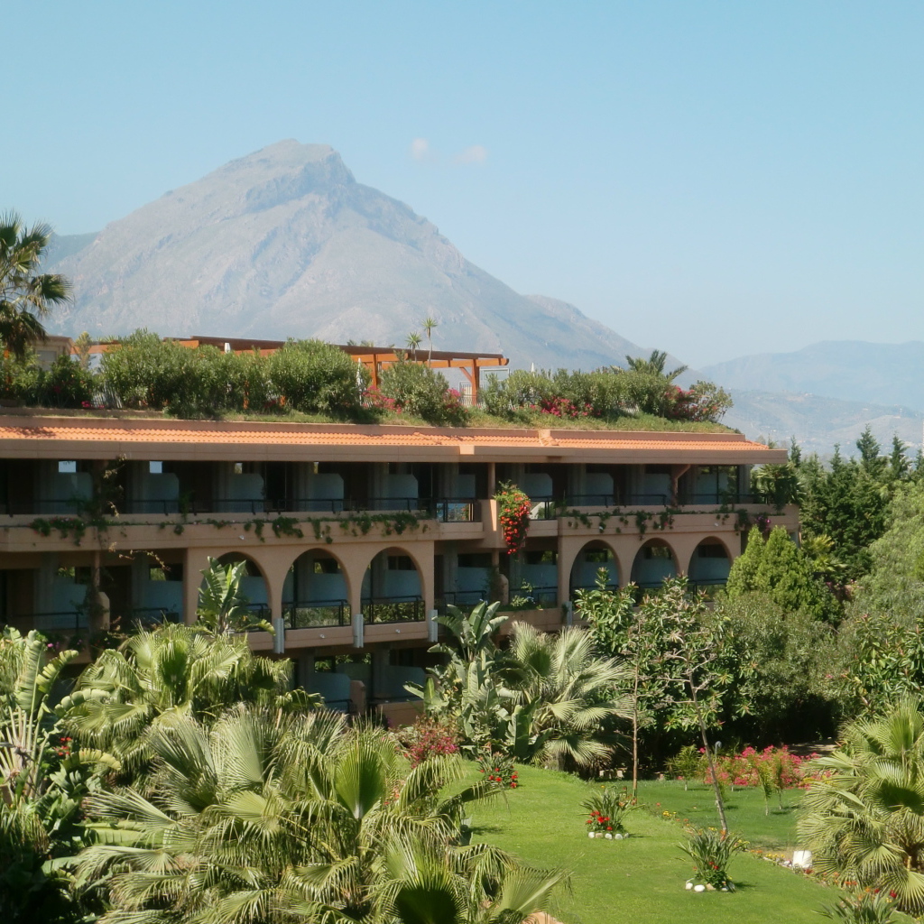 Отель на фоне вулкана Этна на острове Сицилия, Италия