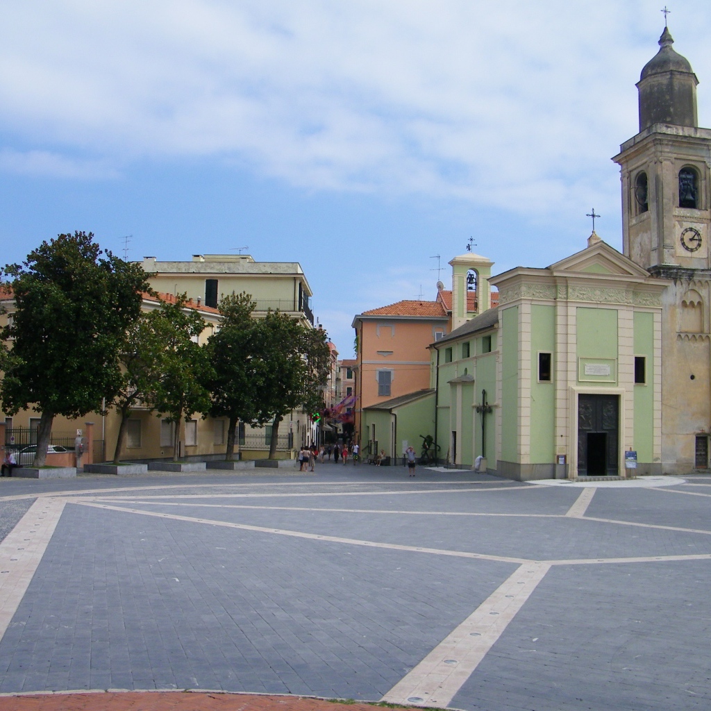 Главная площадь в Лоано, Италия