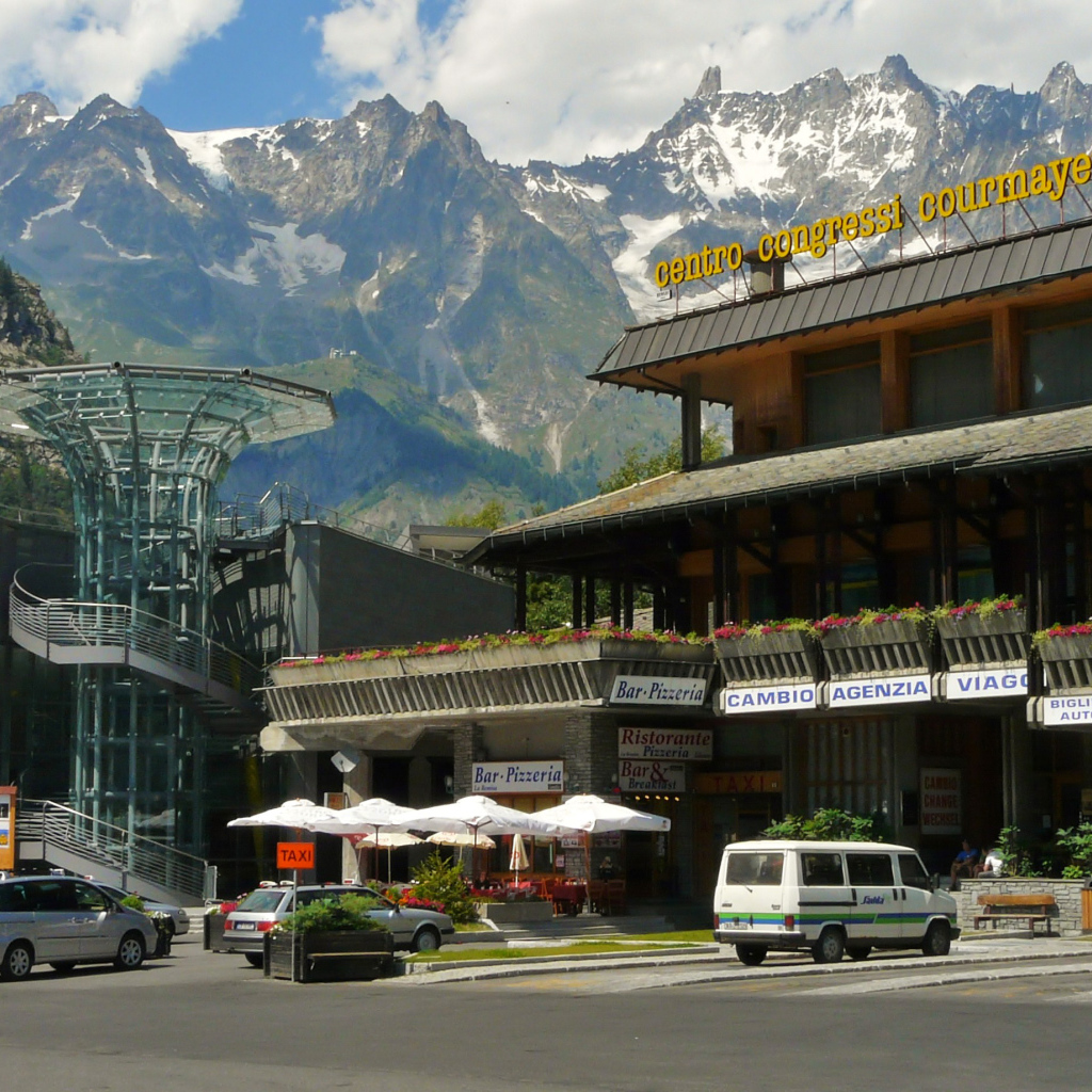 Главная площадь на горнолыжном курорте Курмайор, Италия