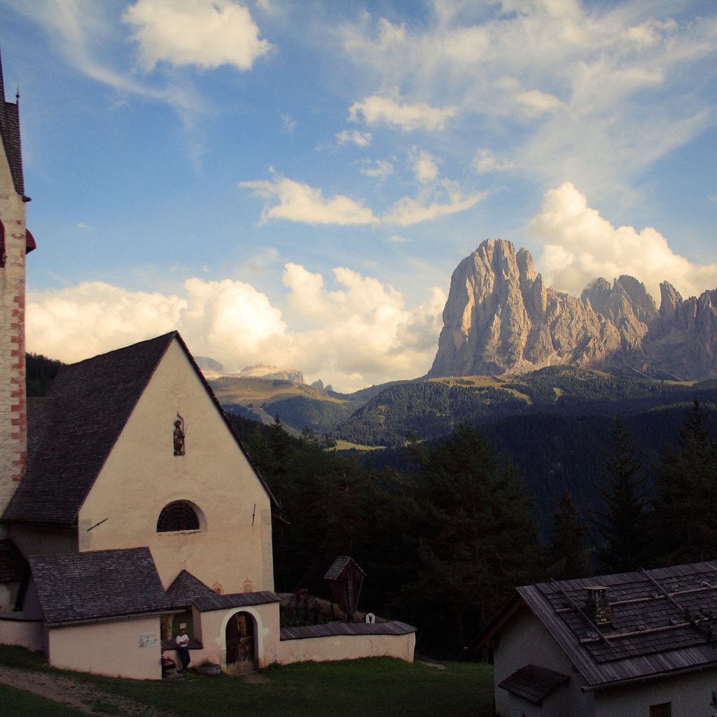 Старинная церковь на курорте Ортизей, Италия