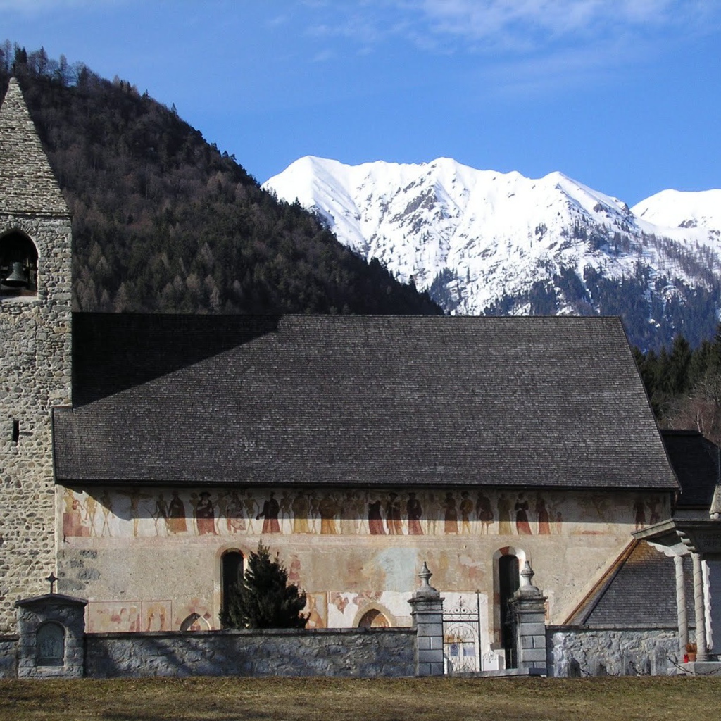 Старинная церковь на горнолыжном курорте Мадонна ди Кампильо, Италия