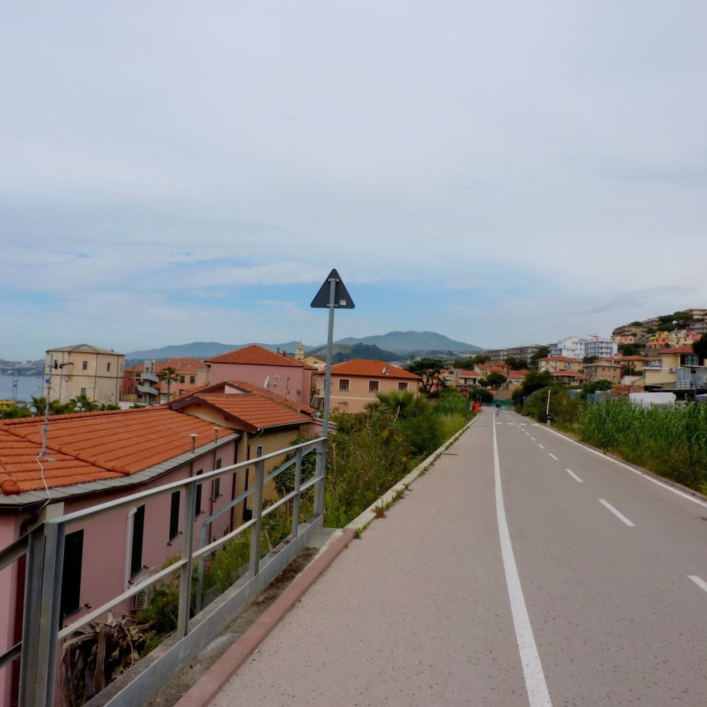 Дорога на побережье в Санто Стефано аль Маре, Италия