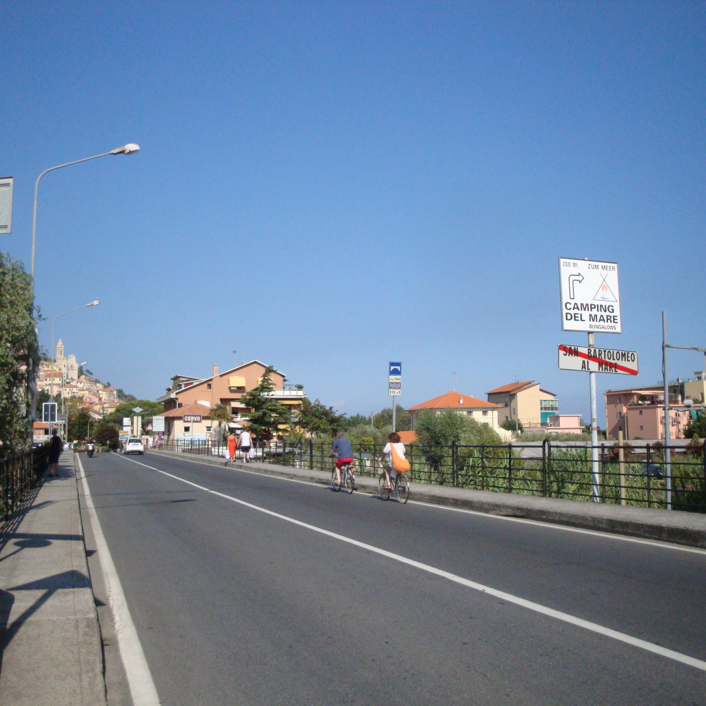 Дорога у набережной на курорте Сан Бартоломео Аль Маре, Италия