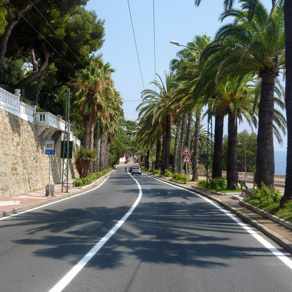 Дорога на набережной в Сан Ремо, Италия
