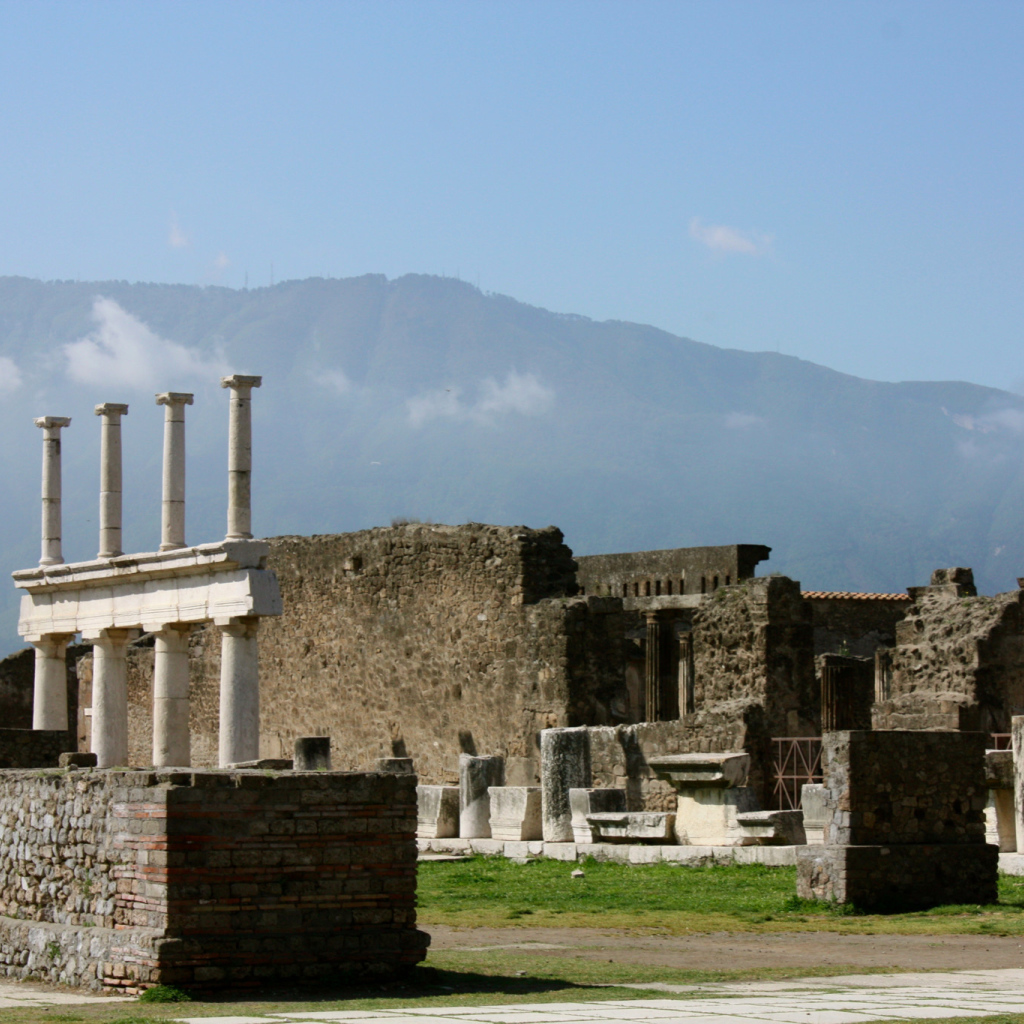 Руины Помпей на фоне гор, Италия