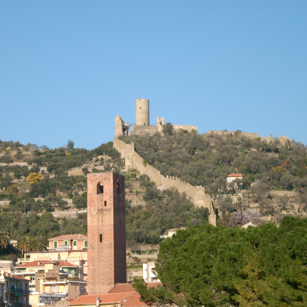 Башня на фоне крепости на курорте Ноли, Италия