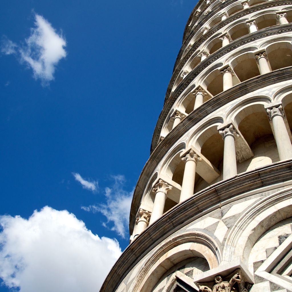 Башня на фоне неба в Пизе, Италия