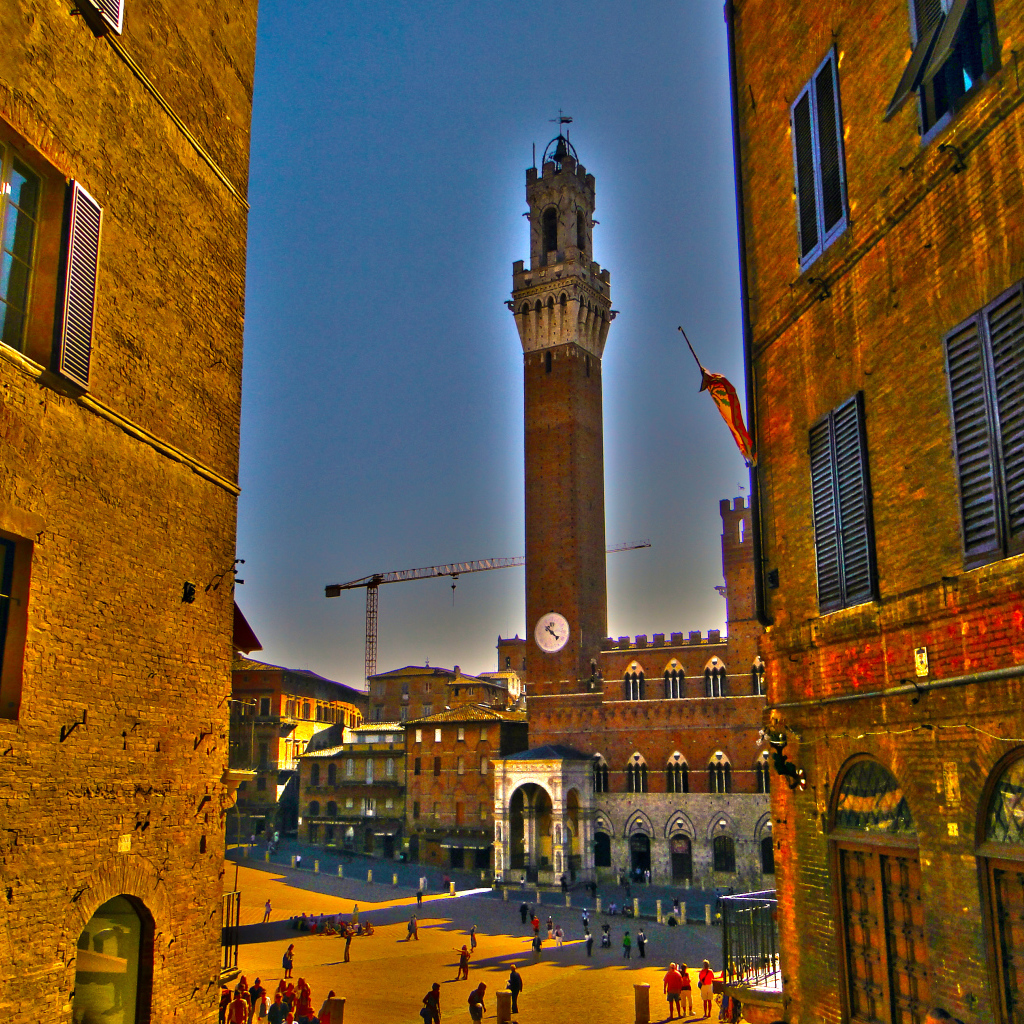 Башня на площади в Сиене, Италия