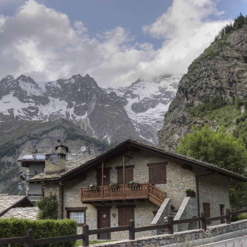 Городские дома на горнолыжном курорте Курмайор, Италия