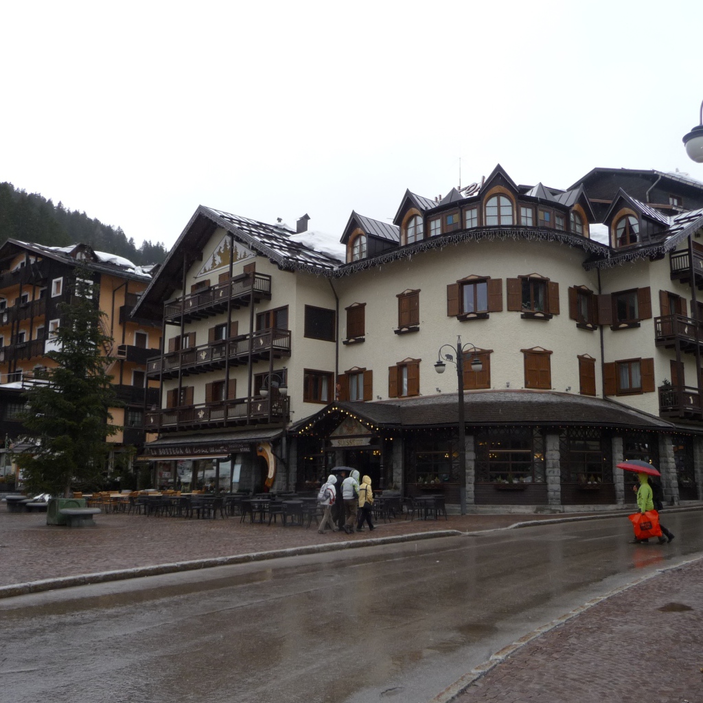 Городские дома на горнолыжном курорте Мадонна ди Кампильо, Италия