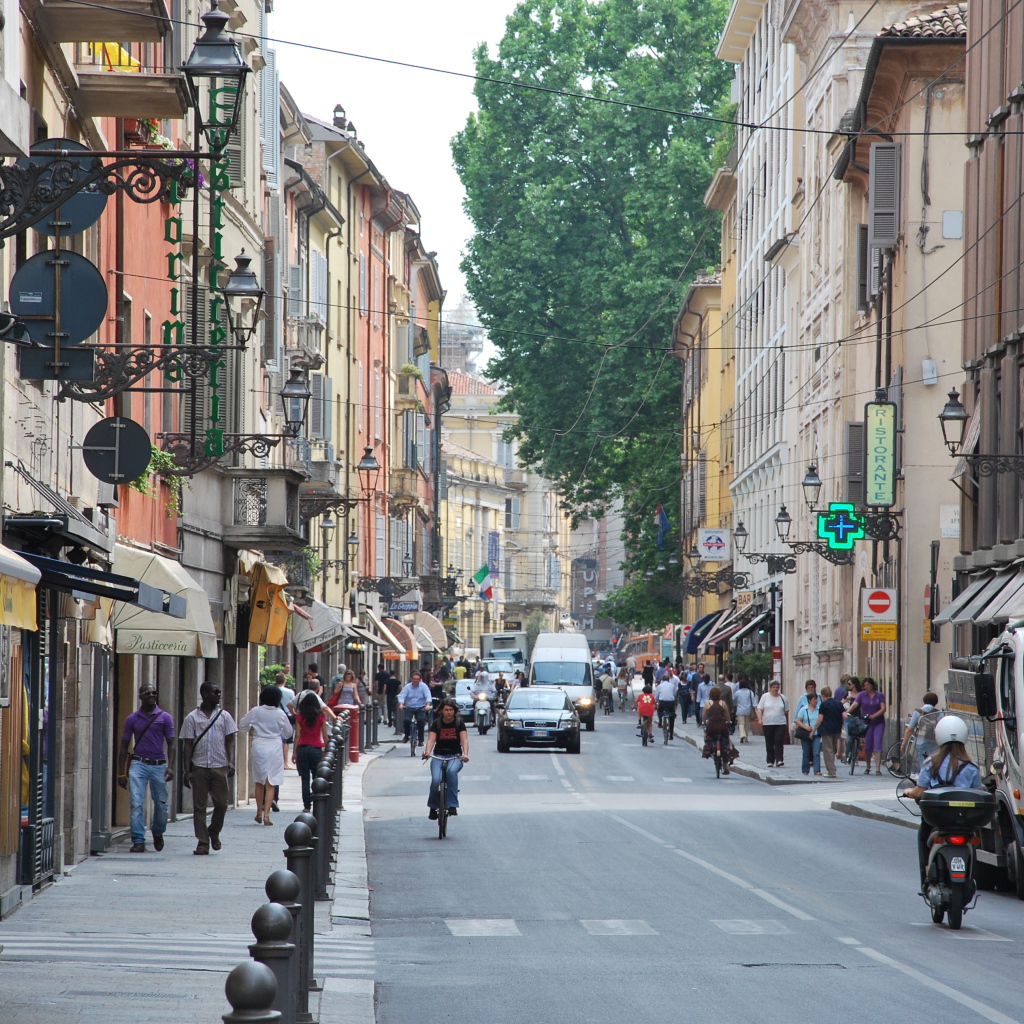 Уличное движение в Парме, Италия