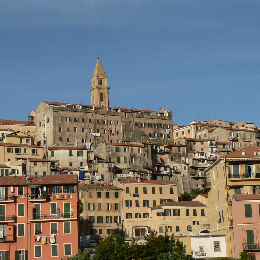 Городские здания на курорте Империя, Италия