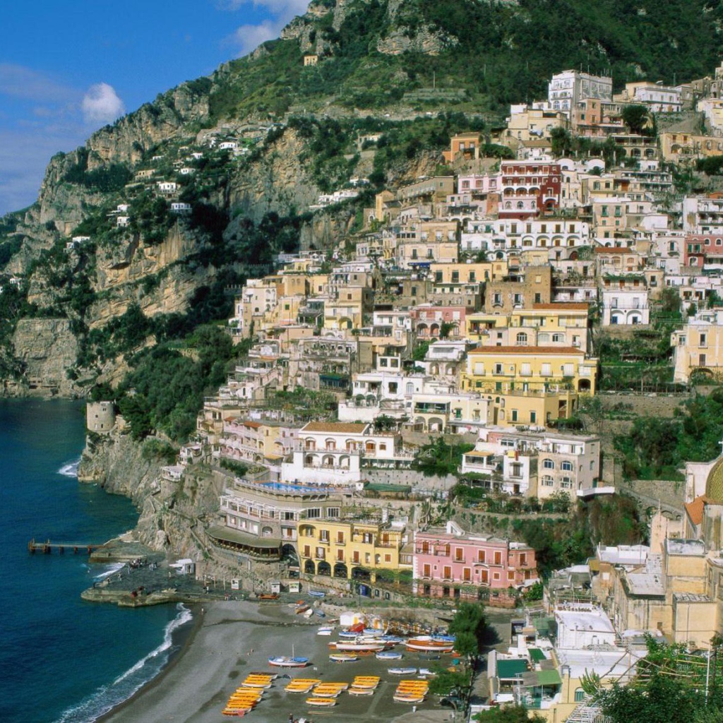 Городские улицы на курорте в Амальфи, Италия