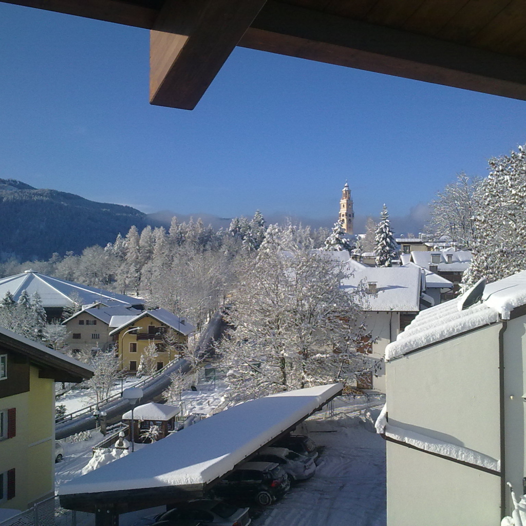 Вид с балкона на горнолыжном курорте Мадонна ди Кампильо, Италия