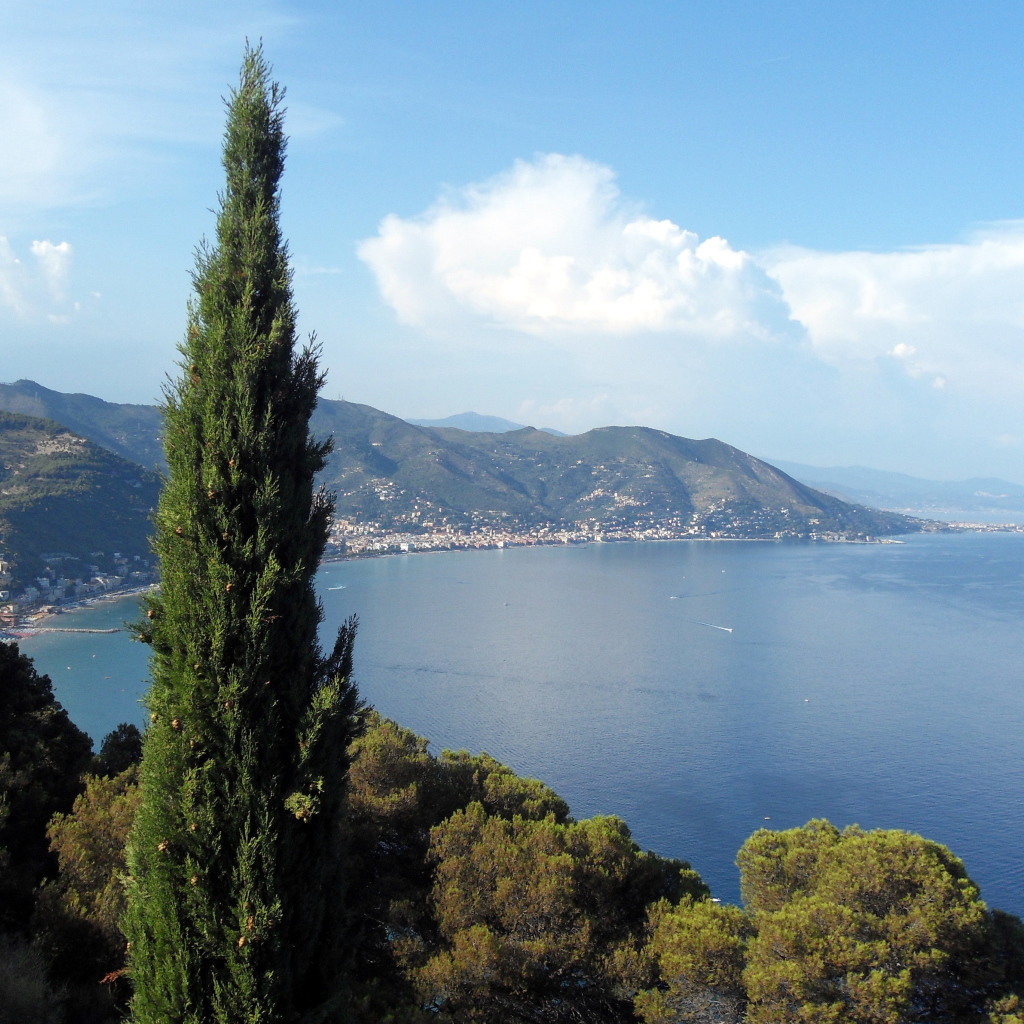 Вид с холма на курорте Алассио, Италия