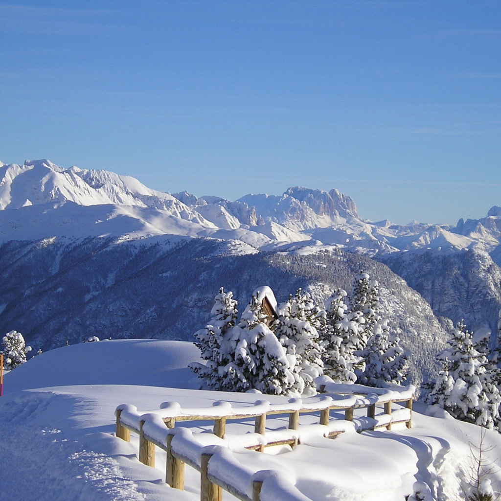 Вид на Альпы на горнолыжном курорте Валь-Ди-Фасса, Италия