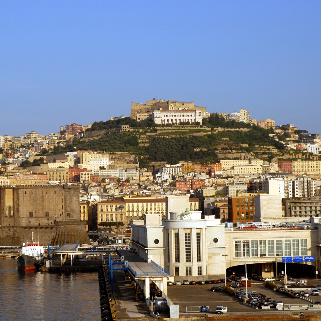 Вид на холм в Неаполе, Италия