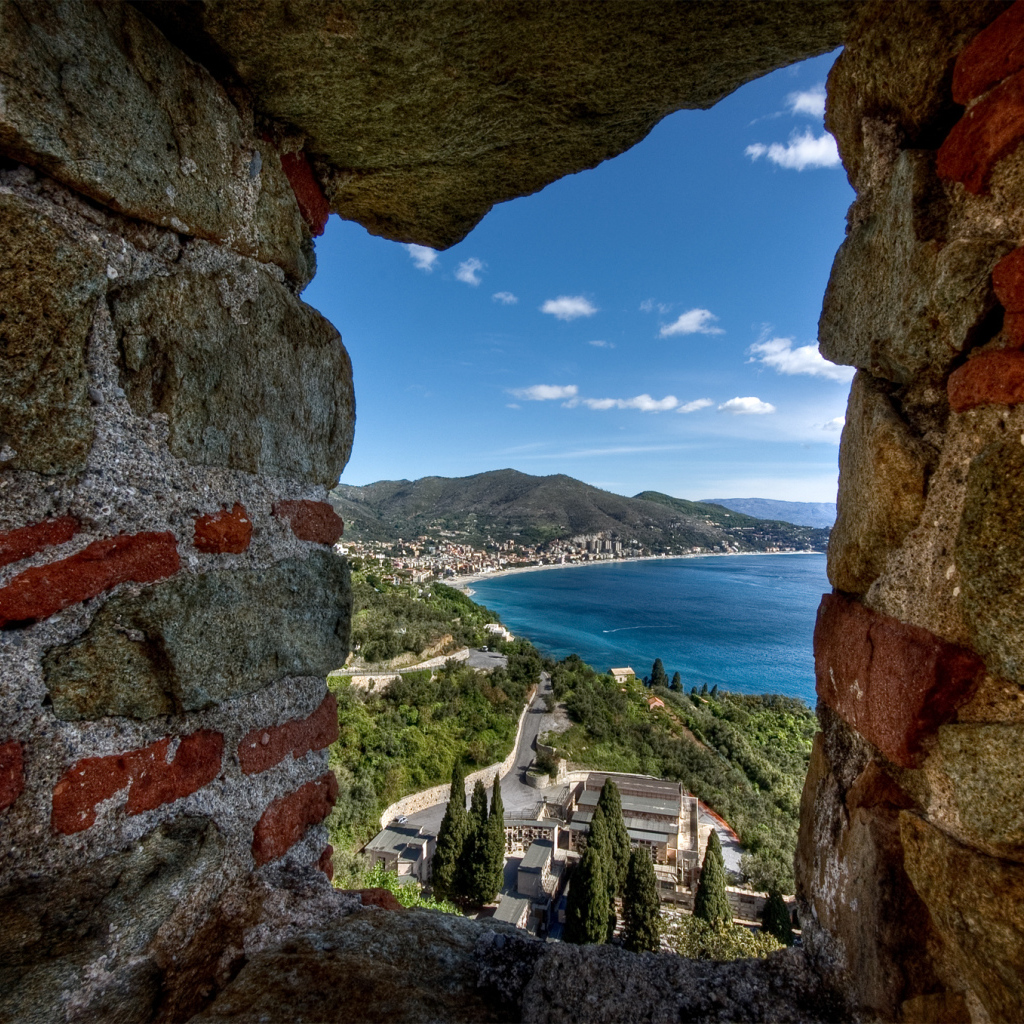 Вид через окно бойницы на курорте Ноли, Италия