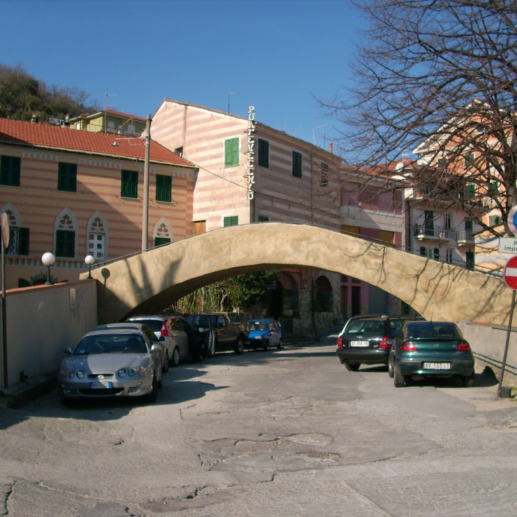 Прогулка по улице на курорте Ноли, Италия