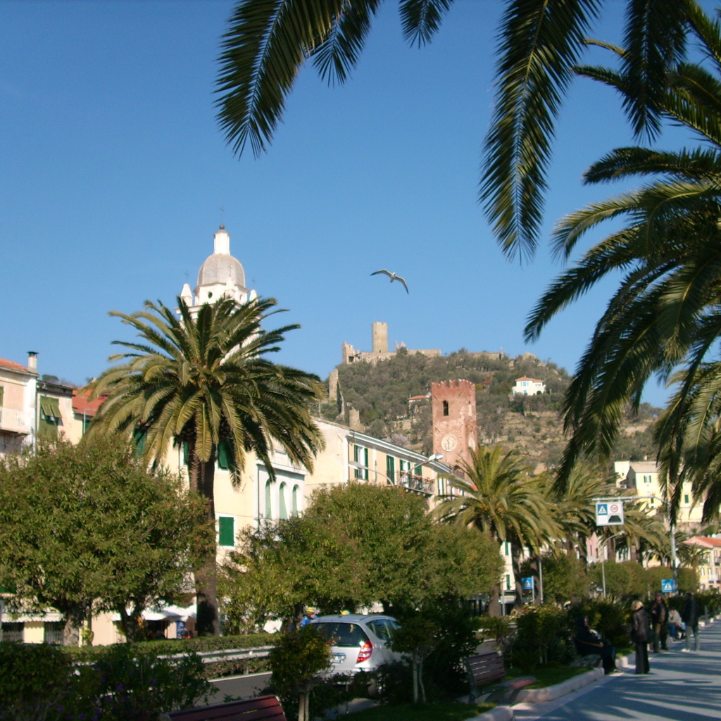 Прогулка по набережной на курорте Ноли, Италия