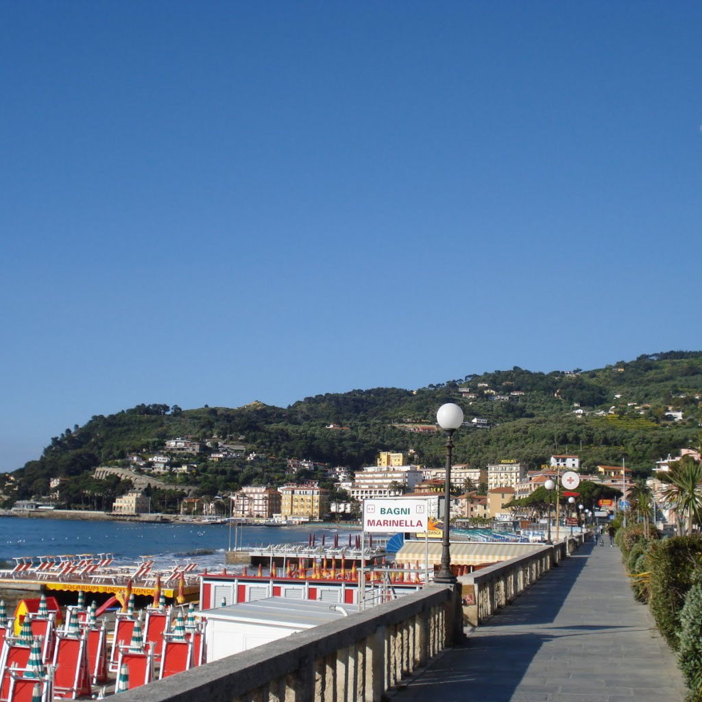 Прогулка по набережной на курорте Диано Марино, Италия