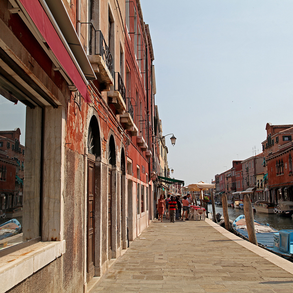 Прогулка по набережной на острове Мурано, Италия