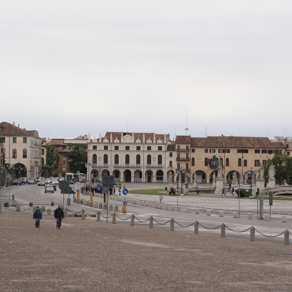 Прогулка по центральной площади в Падуе, Италия