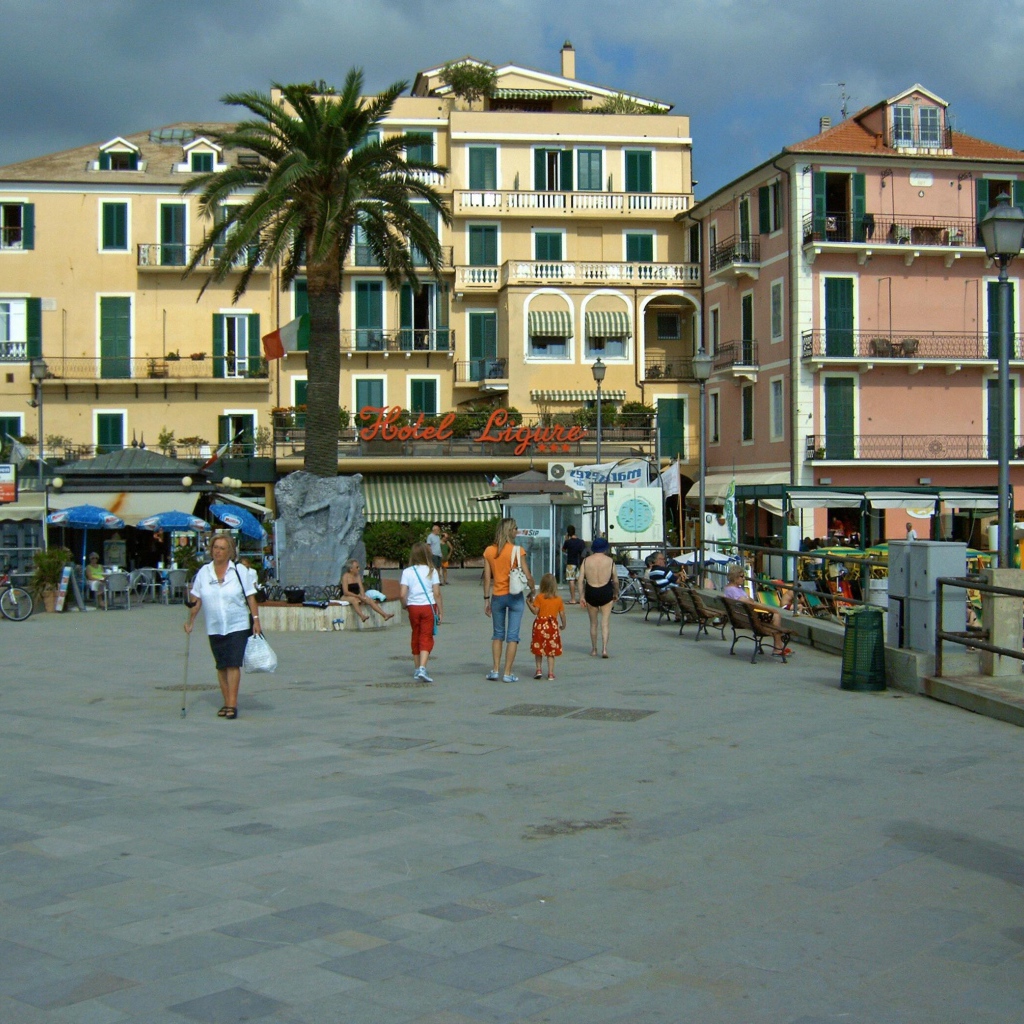 Прогулка на набережной на курорте Алассио, Италия