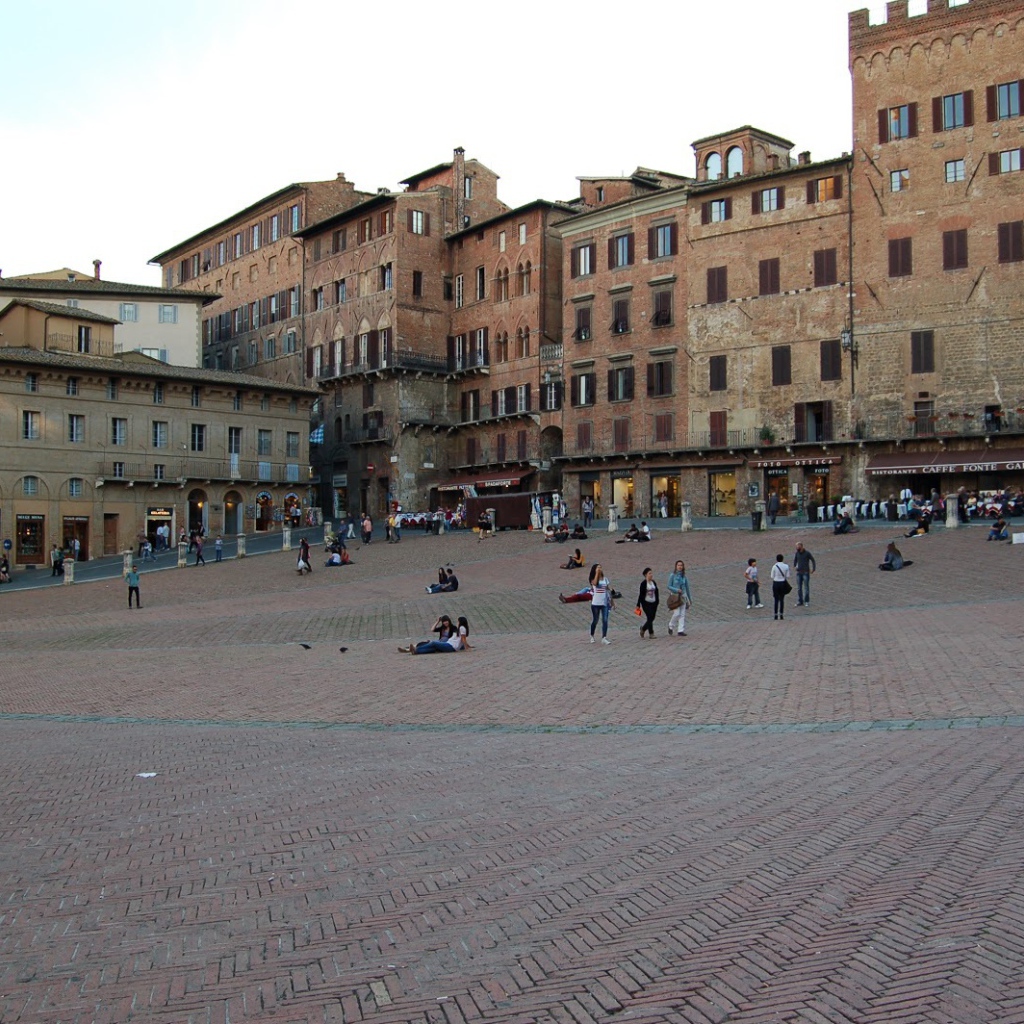 Прогулка на площади в Сиене, Италия