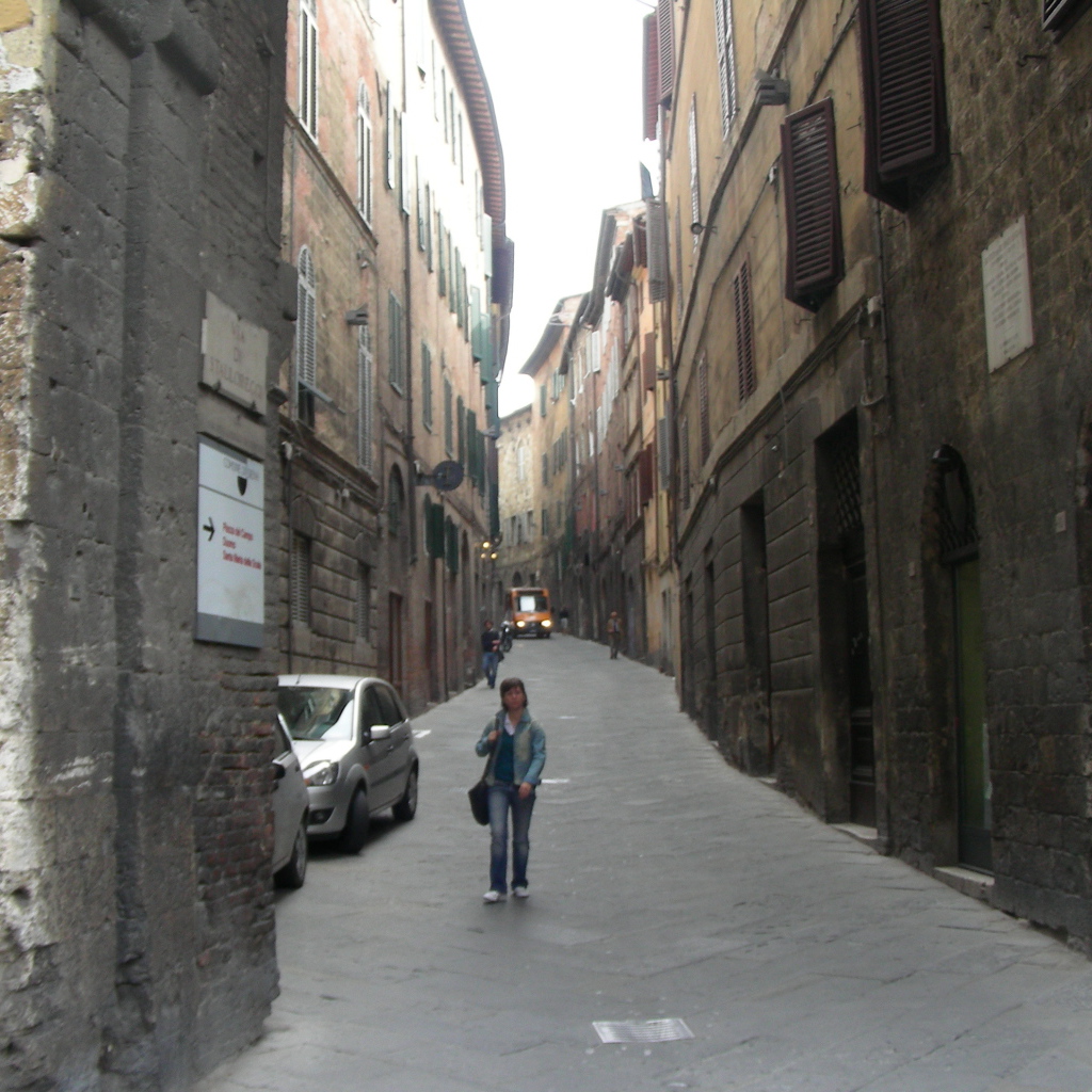 Прогулка по узким улочкам в Сиене, Италия