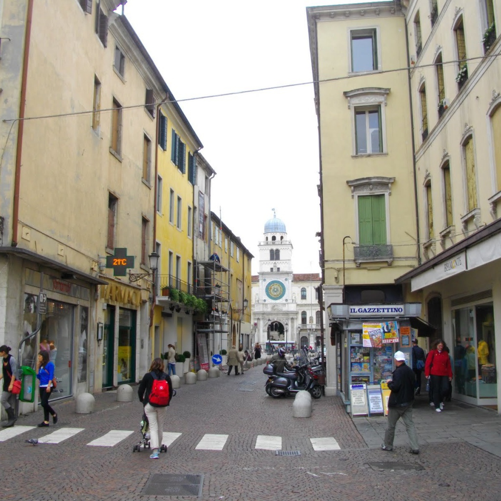 Прогулка по улице в Падуе, Италия