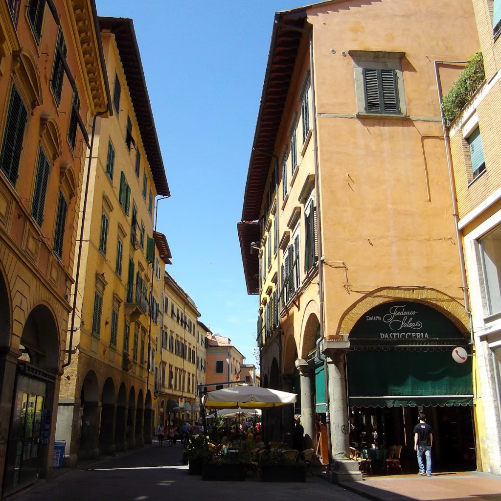 Прогулка по улице в Пизе, Италия