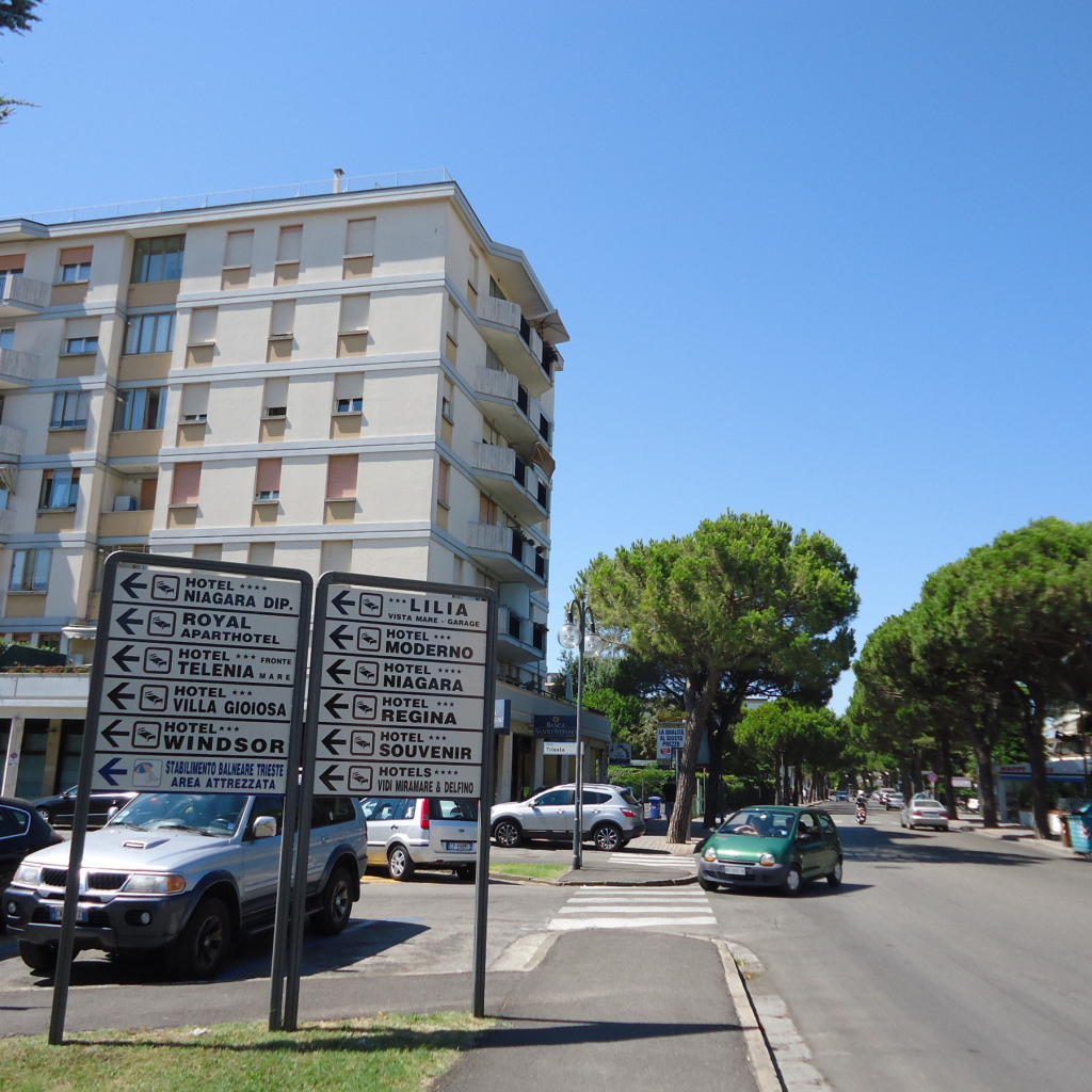 Прогулка по улице на курорте Лидо ди Езоло, Италия