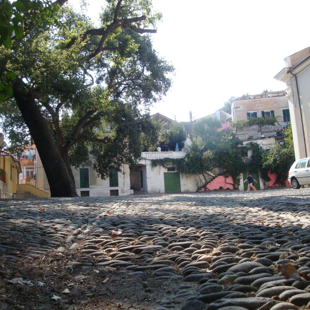 Прогулка по улице на курорте Сан Бартоломео Аль Маре, Италия