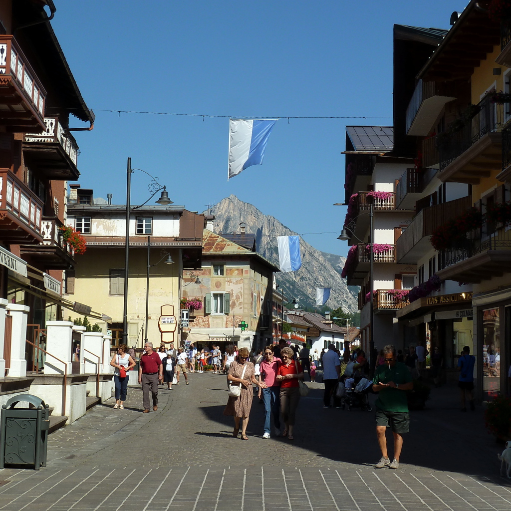 Прогулка по городу на горнолыжном курорте Кортина д'Ампеццо, Италия